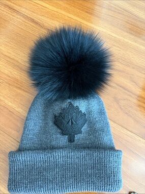 Moose Knuckles Kids/Womens Gray Pom Beanie Hat with Black Fox Fur Pom